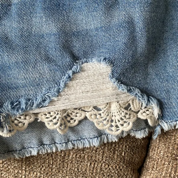 Wild Fable distressed high rise jean shorts size 16 - Image 4