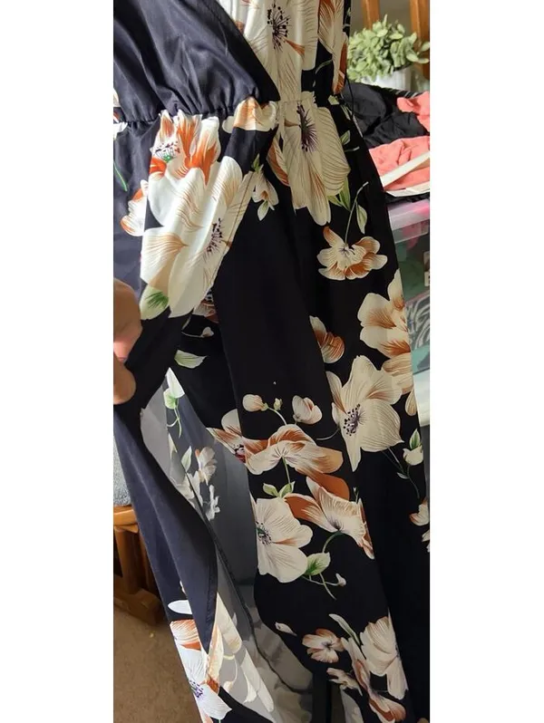 Like New Black floral maxi dress with V-neck - Image 4