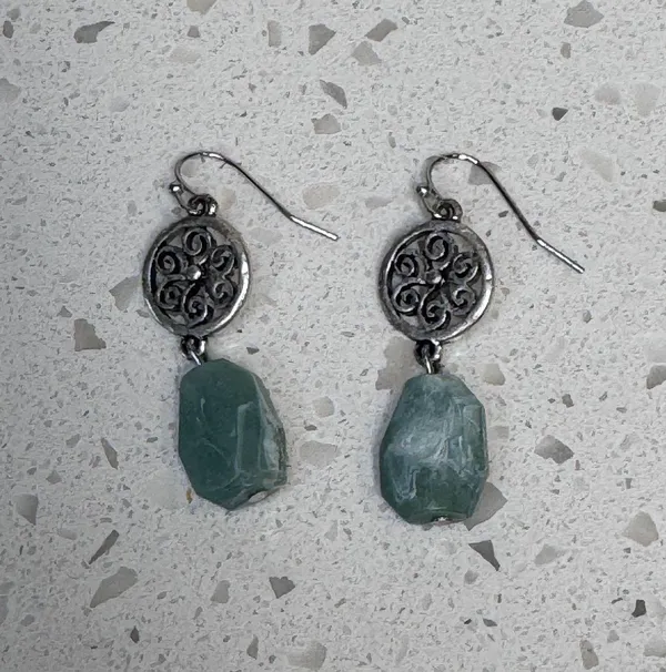 Vintage Style Green Stone Nugget Filigree Drop Earrings Silver Tone Boho Dangle‎ - Image 2