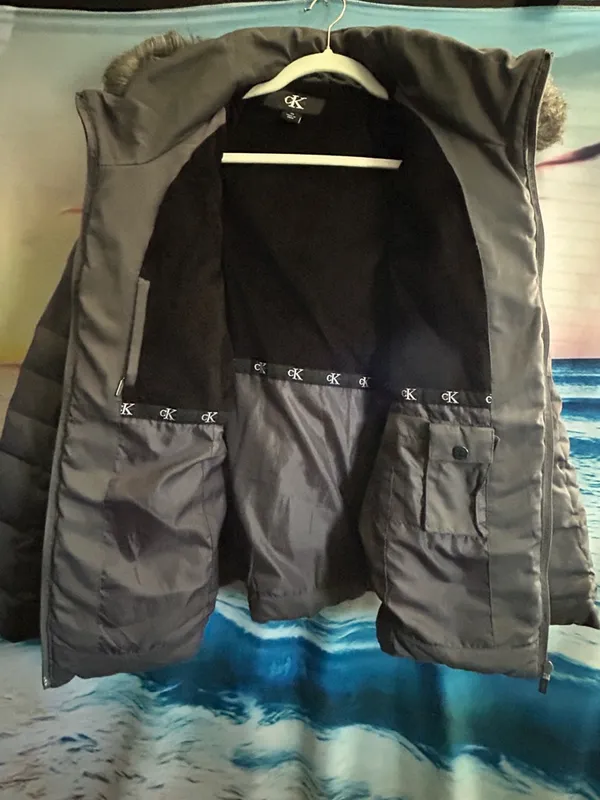 Calvin Klein Women’s Quilted Hooded Puffer Jacket with Faux Fur Trim XL - Image 9