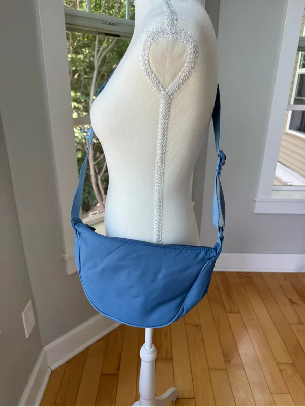 32 Degrees Light Blue Crescent Adjustable Shoulder Bag New - Image 9