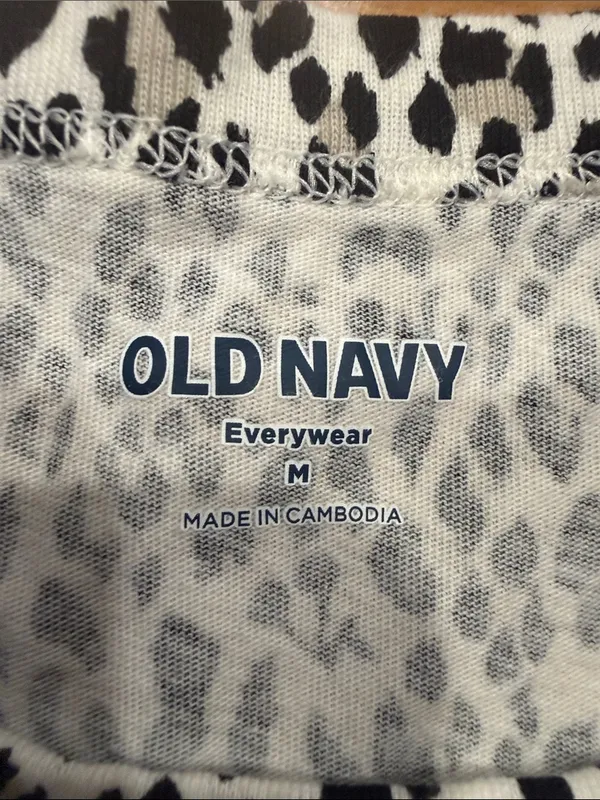 Nwt Old Navy Everywear animal print short sleeve top size medium . - Image 2