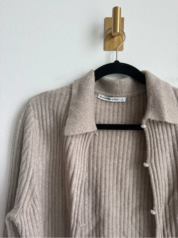 Abercrombie & Fitch Taupe Ribbed Knit Collared Pearl Button Cardigan Size S - Image 4