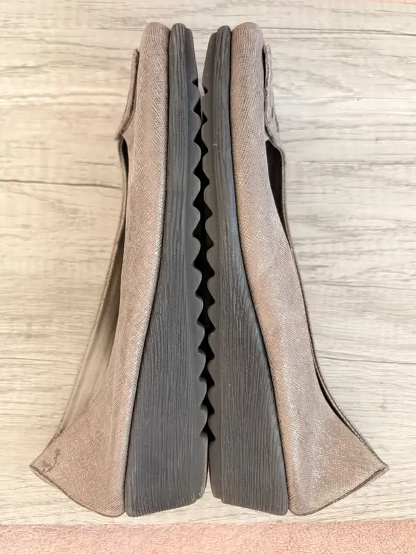 The Flexx Bon Bon Metallic Warm Gray Medallion Toe 1.5" Wedge Ballet Pump 7.5 - Image 6