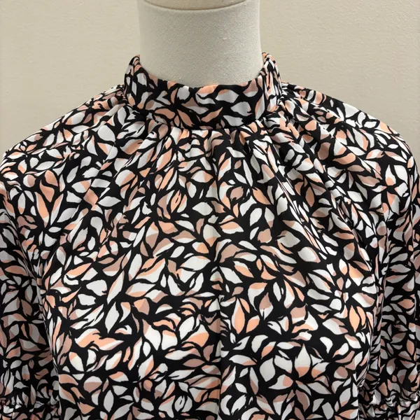 Evereve‎ Penny XS Mock Neck Puff Sleeve Leaf Print Blouse Black Pink Preppy Work - Image 5