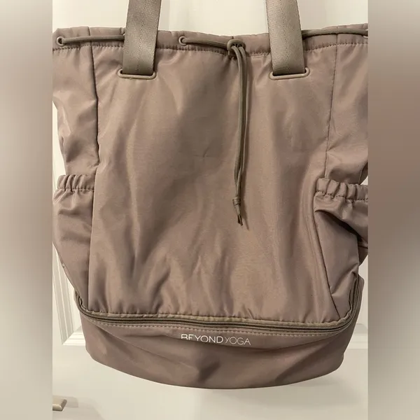 Beyond Yoga NWT gym bag drawstring in birch - Image 3
