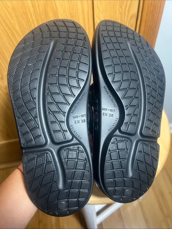 OOFOS Black Women's Sandals Size 7 - Image 6