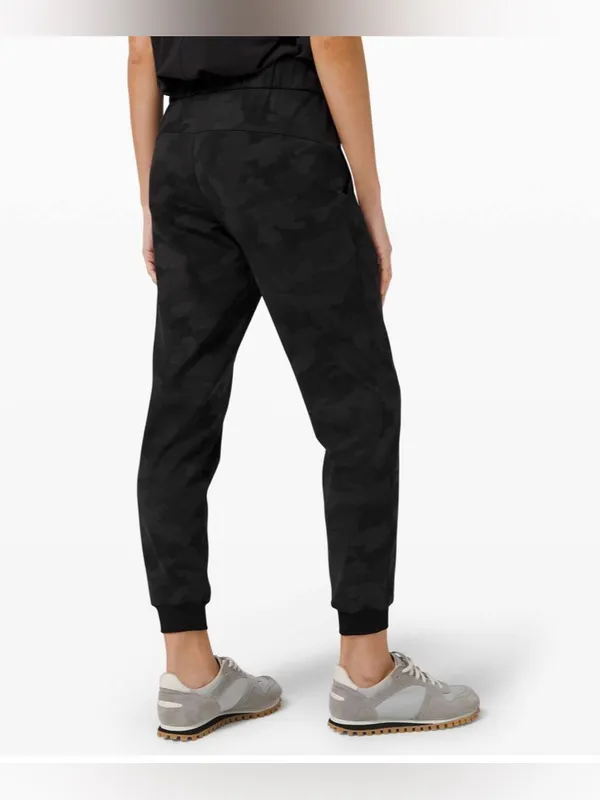 Lululemon On the Fly Jogger Heritage Camo Deep Coal size 6 - Image 4