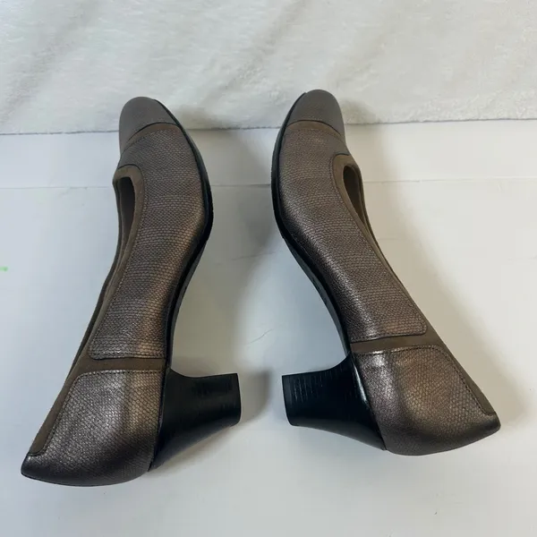 Munro American Jillian Taupe Metallic Suede Block Heel Pumps Shoes Womens 8 M - Image 10