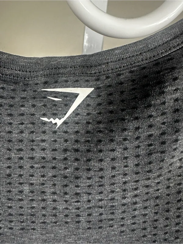 P150. Gymshark Women's Gray Seamless Long-Sleeve Crop Top - Image 4