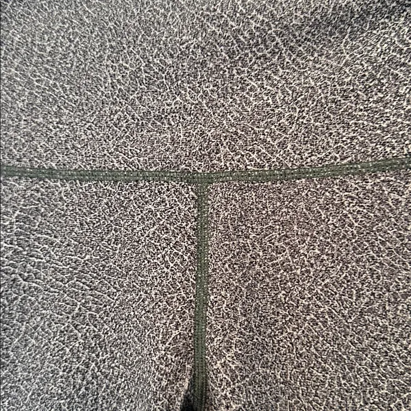 Lululemon Speckled Gray Cropped Leggings‎ size 8 EUC - Image 2