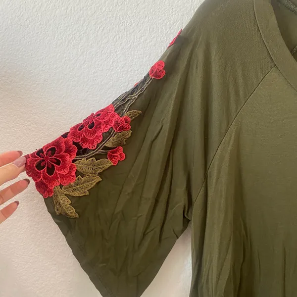 West Kei Rose Applique Top Size S - Image 3