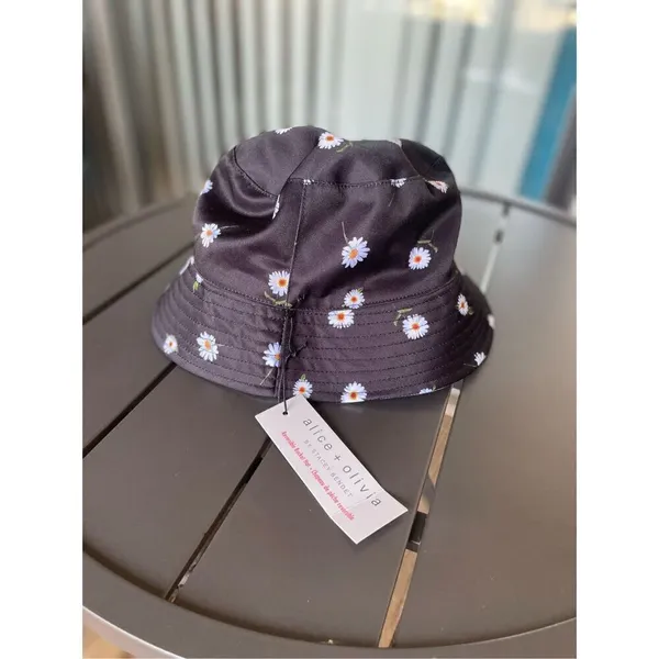 Alice + Olivia Daisy Print Reversible Bucket Hat Black / White One Size - Image 10