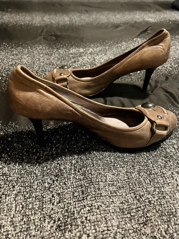 Womens sz6 Coach Darlina Bronze Leather Pumps Heels with Logo Button Detail - Image 3