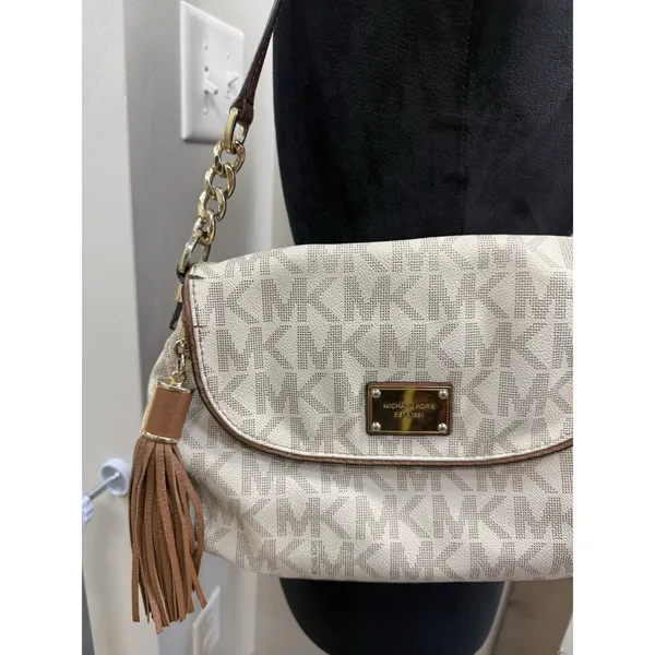 Michael Kors White Jet Set Item Signature Medium Tassel Flip Top Shoulder Bag - Image 2