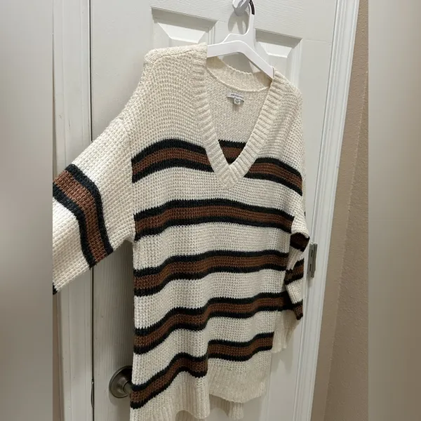 American Eagle Oversized
Dreamspun V-neck
Sweater size Small - Image 12