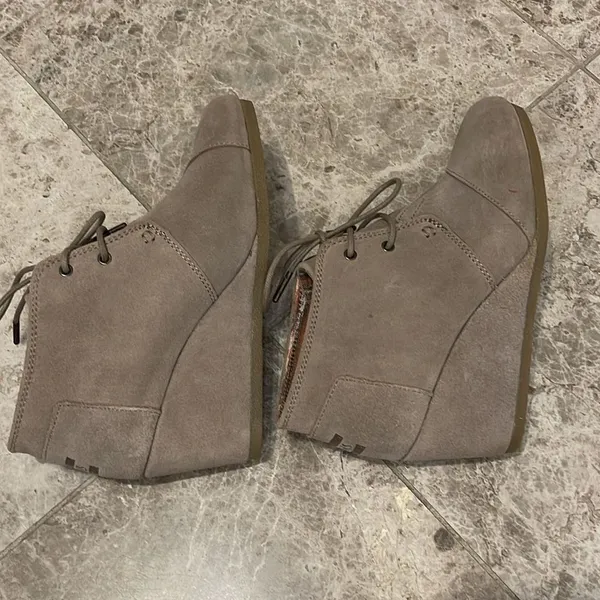 Toms Kala Desert Wedge Bootie Size 7.5 Suede Taupe Lace Up Boot - Image 9