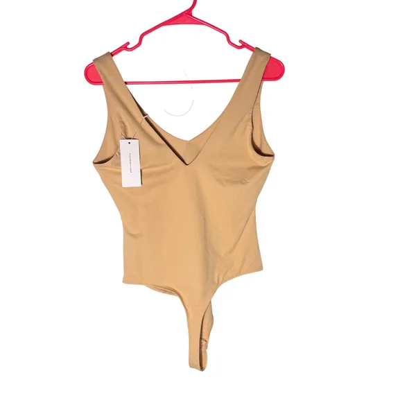 NWT REORIA Womens Beige Bodysuit Deep V Neck‎ Sleeveless Double Lined Large - Image 5