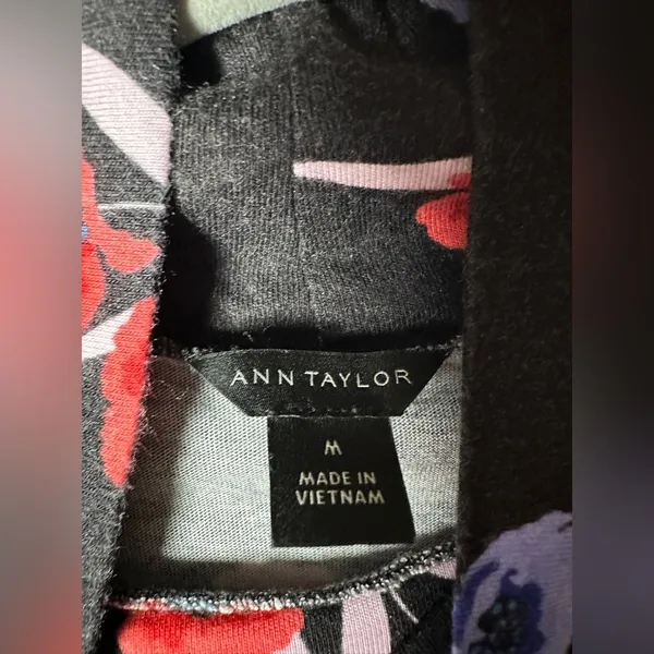 Ann Taylor‎ Women’s Floral Print Long Sleeve Top Black Red Blue Size M - Image 7
