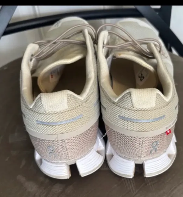 Size 8.5 ON Cloud Sand/snow 50/50 lace up low top Running Sneakers. In EUC! Upgrade your athletic footwear collection with these ON Women's Cloud 50/50 Running Sneaker Shoes - Image 6