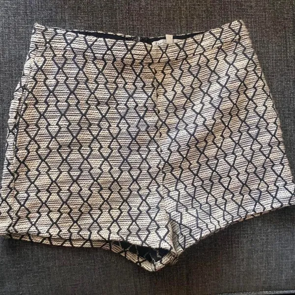Boutique textured black and white patterned woven shorts. - Image 2