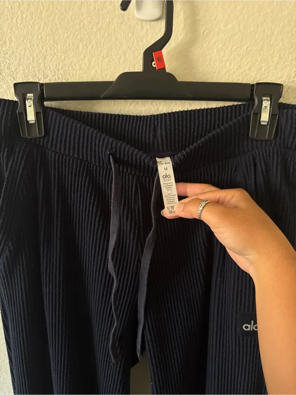 Alo Yoga Navy Muse Joggers Size M Athletic Pilates Pickleball Loungewear - Image 3