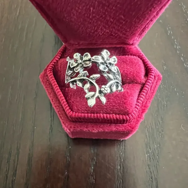 Silver Floral Intricate Design Ring Size 7 - Image 2