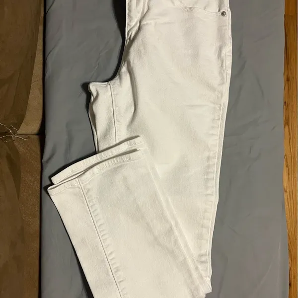 Levi's Classic White Denim Jeans size 28 - Image 2