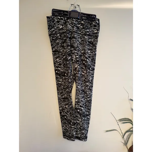 Lululemon Wunder Under High Rise Leggings‎ Black White Abstract Print Size 10 - Image 2