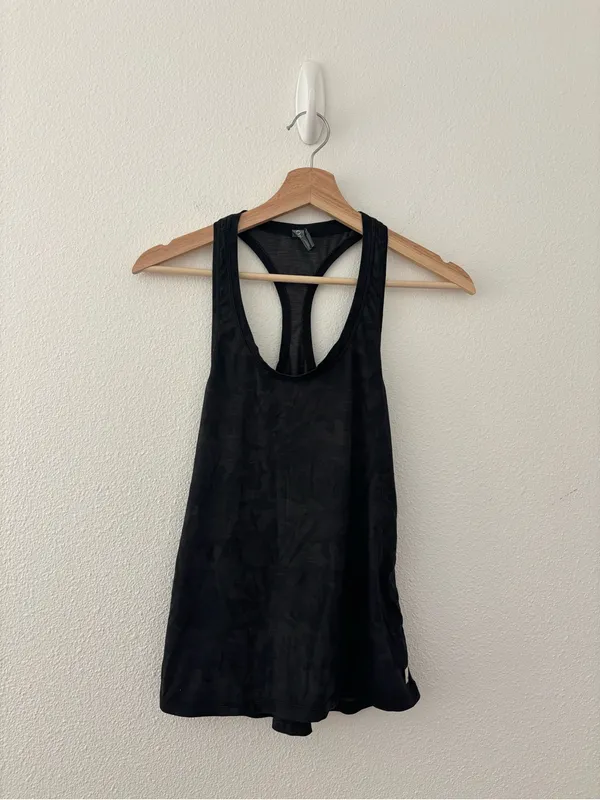 Vuori lux performance tank in camo - Image 3