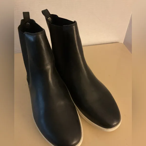 Frye women Black Leather Chelsea Booties with White Sole size 10 - Image 9