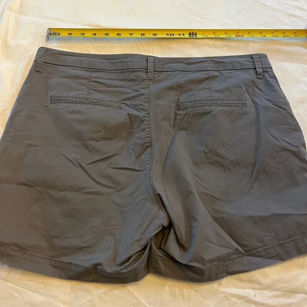 Old Navy Women's Casual Chino Everyday Shorts Gray Size 14 - Image 5