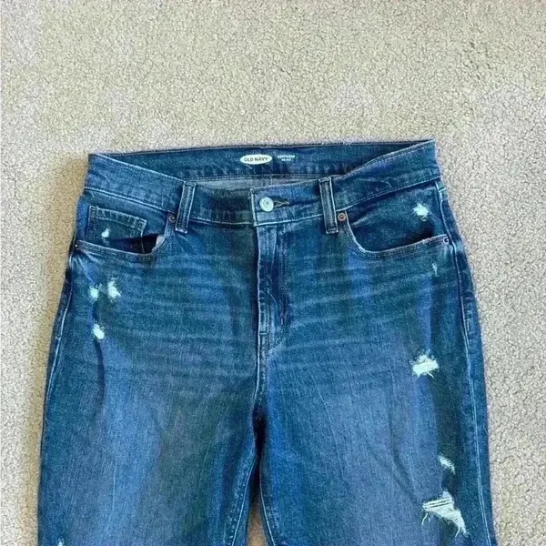 Old navy blue distressed boyfriend midrise jeans in size 4 - Image 2