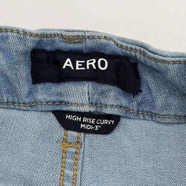 Aero Light Wash High Rise Curvy Midi 3" Distressed Ripped Jean Shorts Size 6 - Image 3