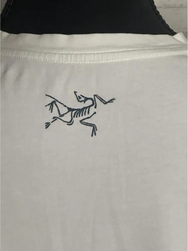 Arc'teryx Women's white mountain graphic short sleeve t-shirt Small gorpcore - Image 6