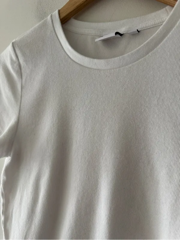 Aritzia TNA‎ HomeStretch Ribbed Tune Waist Basic Tee - Image 3