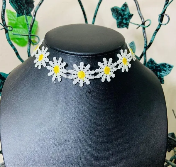 Daisy Chain Floral Choker Necklace New - Image 2
