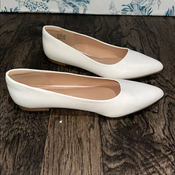 Chic White Women's Flats Size 8.5 - Image 2