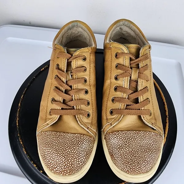 UGG Australia Taya Tan Leather Sneakers Silver Metallic Accent Size 9.5 - Image 5