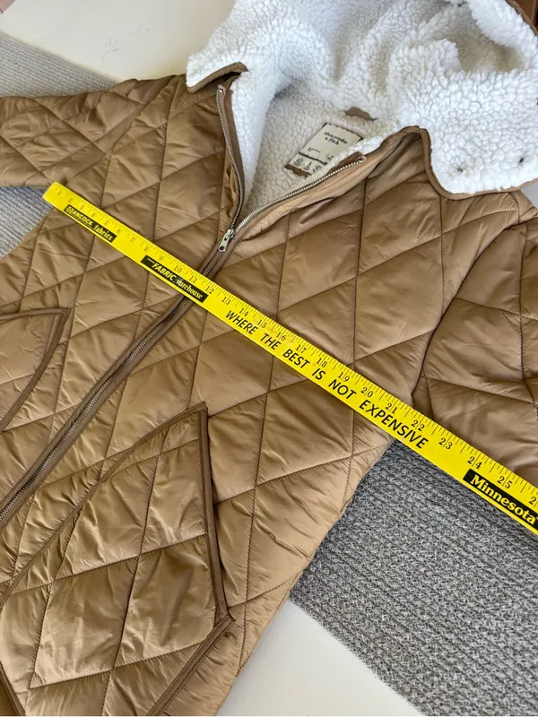 Abercrombie & Fitch Quilted Tan Puffer Jacket with White Sherpa Collar Sz Small - Image 7