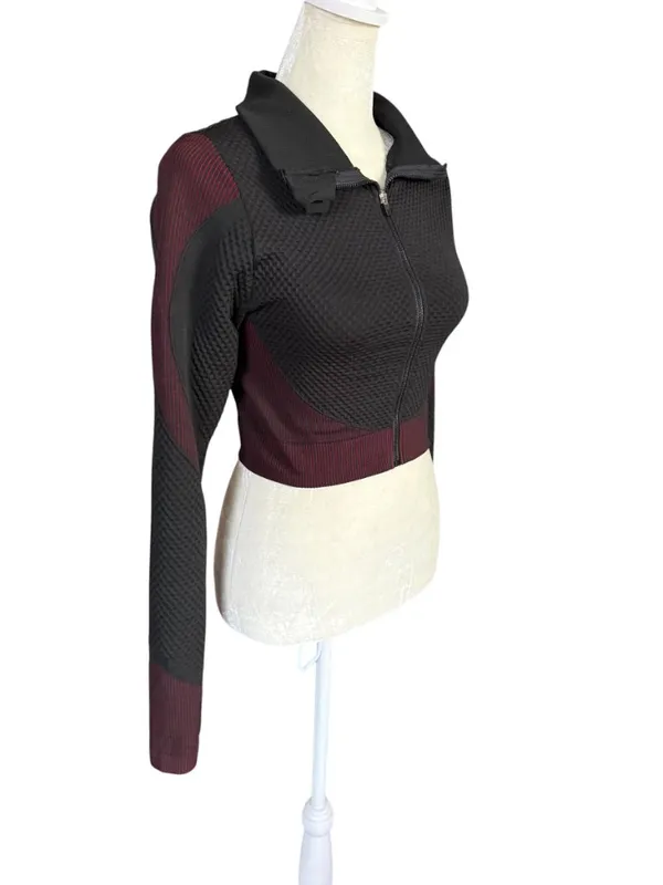 Womens black and burgundy long sleeve zip up activewear cropped jacket size L - Image 2