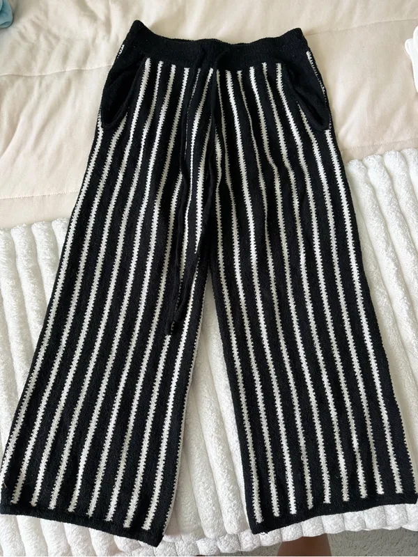 Prómesa Black & White Striped Knit Cropped Pants - Image 5
