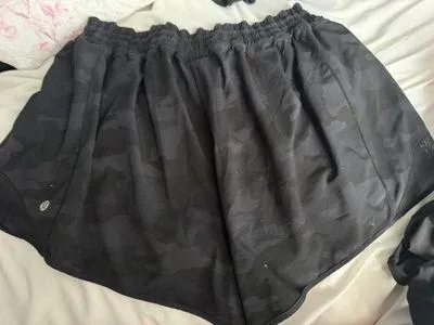 Lululemon 2.5" Hotty Hot Shorts High-Rise black camo - Image 2