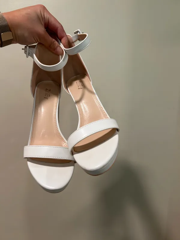 White Sandal Heels size 8 - Image 3