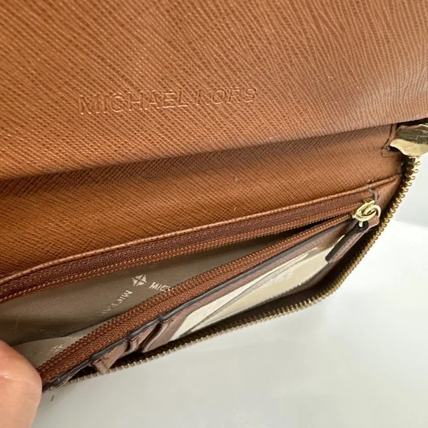 MICHAEL KORS Brown Signature Jet Set Wallet - Image 6