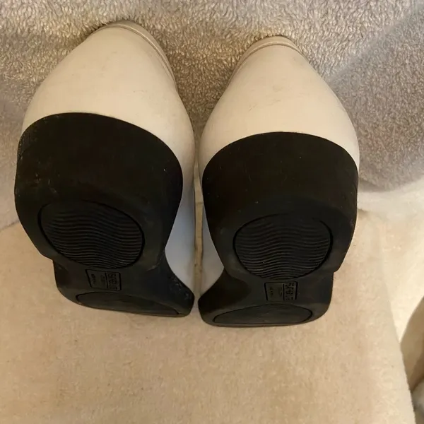 Feather Lite Leather Upper flat White Loafer Size 8 - Image 4
