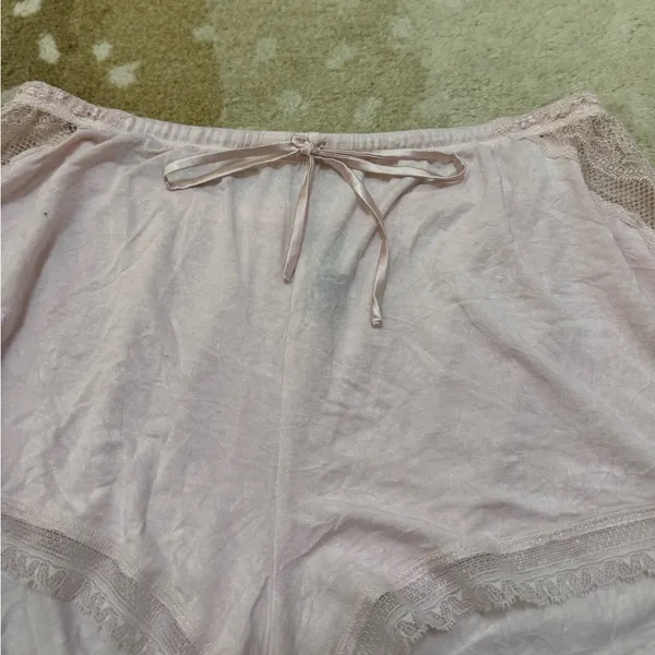Victoria’s Secret light pink lace pajama shorts women’s size medium - Image 5