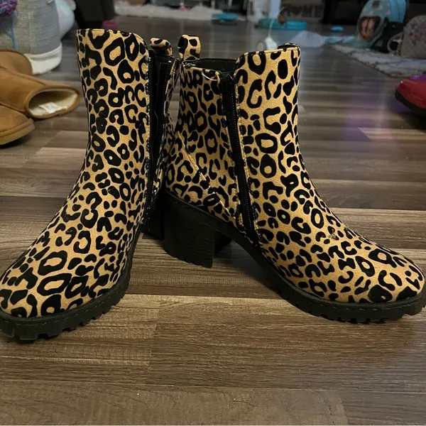 Qupid Cheetah Print Booties size 7 NWOT - Image 2
