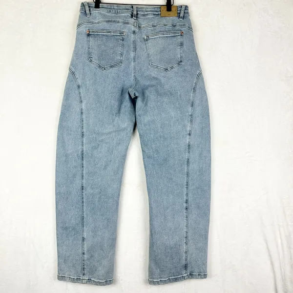 Saige Denim High Rise Barrel Jean Size 13/31 Light Wash - Image 4