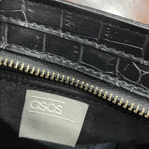 Elegant Black Croc-Embossed Women's Bag - Image 10